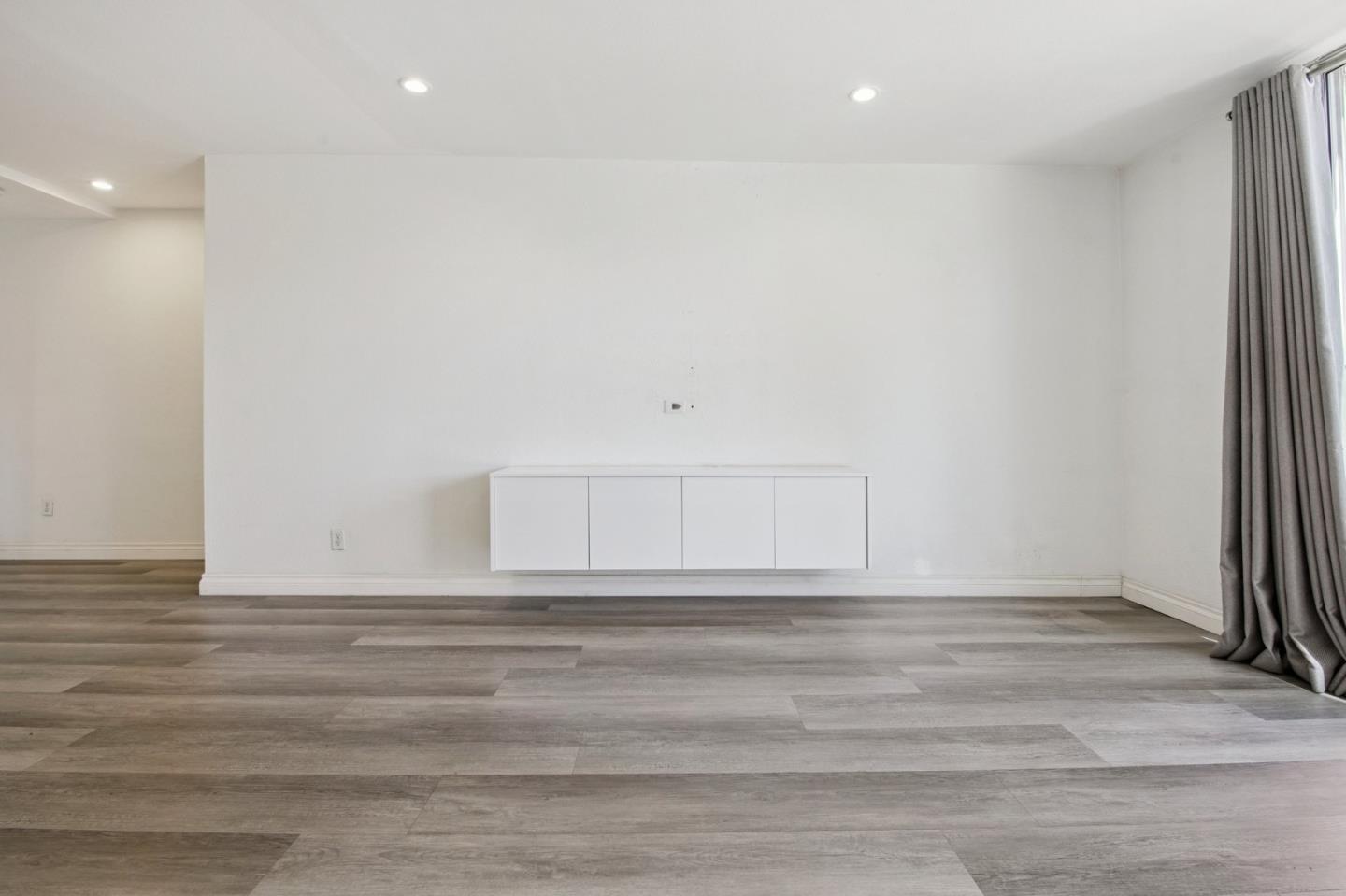 Detail Gallery Image 3 of 16 For 321 S San Vicente Blvd #101,  Los Angeles,  CA 90048 - 1 Beds | 1/1 Baths