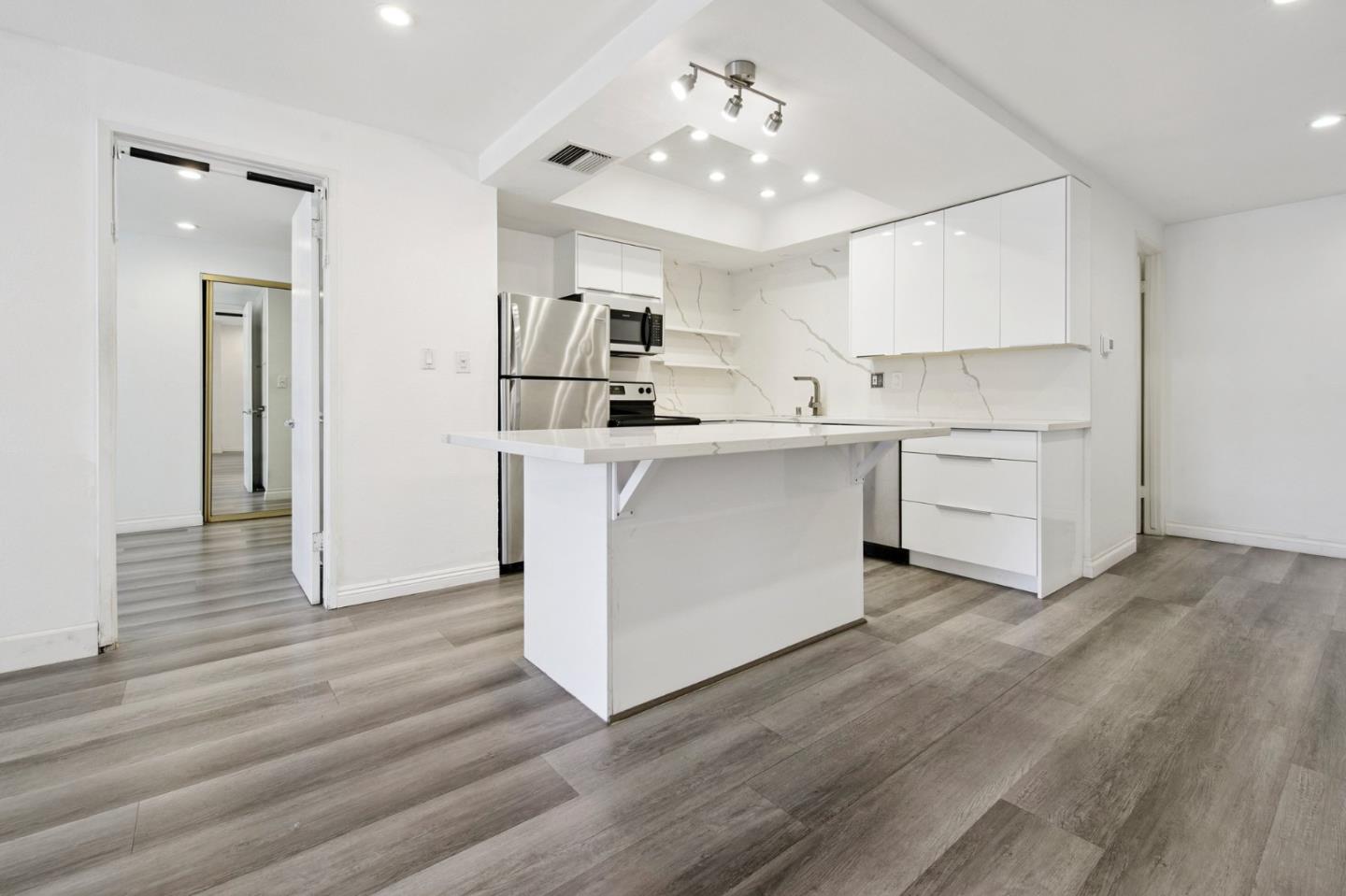 Detail Gallery Image 5 of 16 For 321 S San Vicente Blvd #101,  Los Angeles,  CA 90048 - 1 Beds | 1/1 Baths