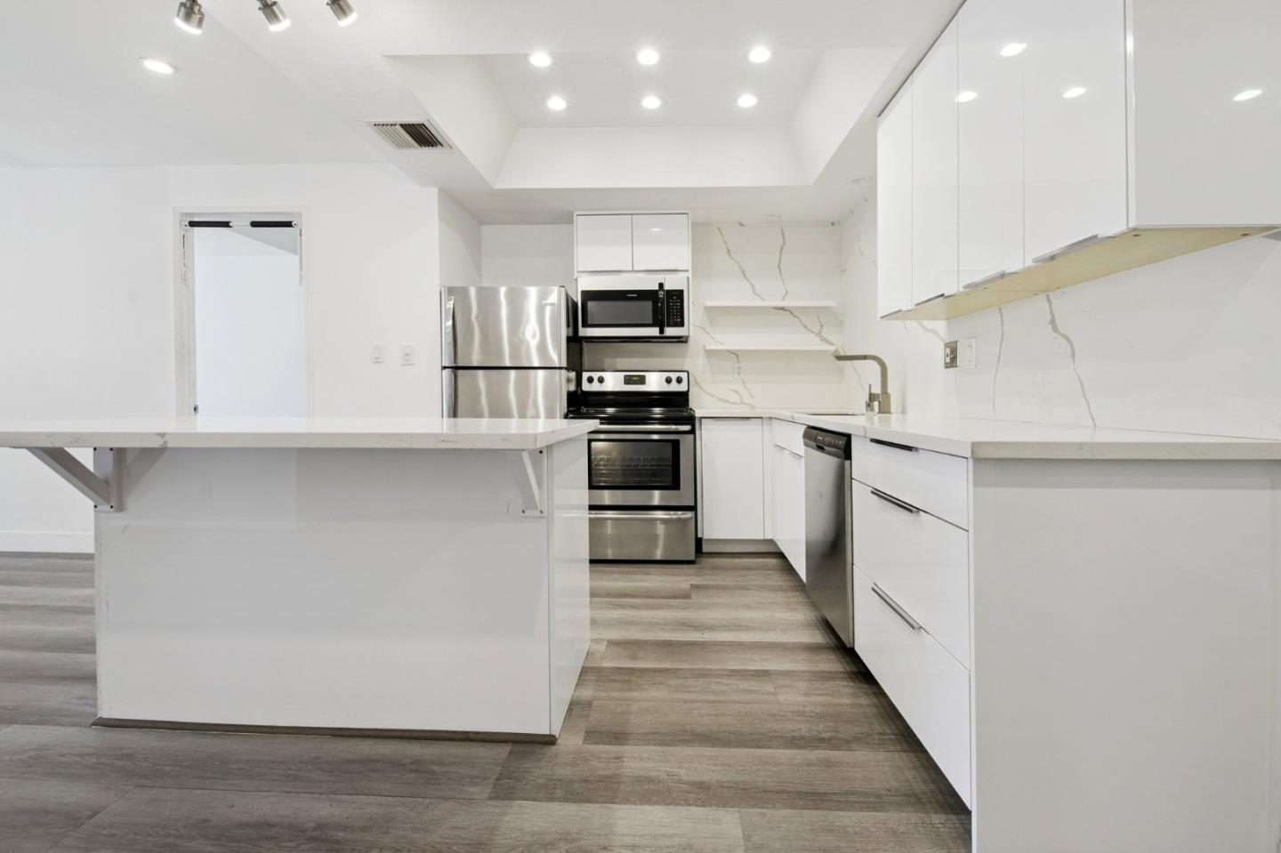 Detail Gallery Image 6 of 16 For 321 S San Vicente Blvd #101,  Los Angeles,  CA 90048 - 1 Beds | 1/1 Baths