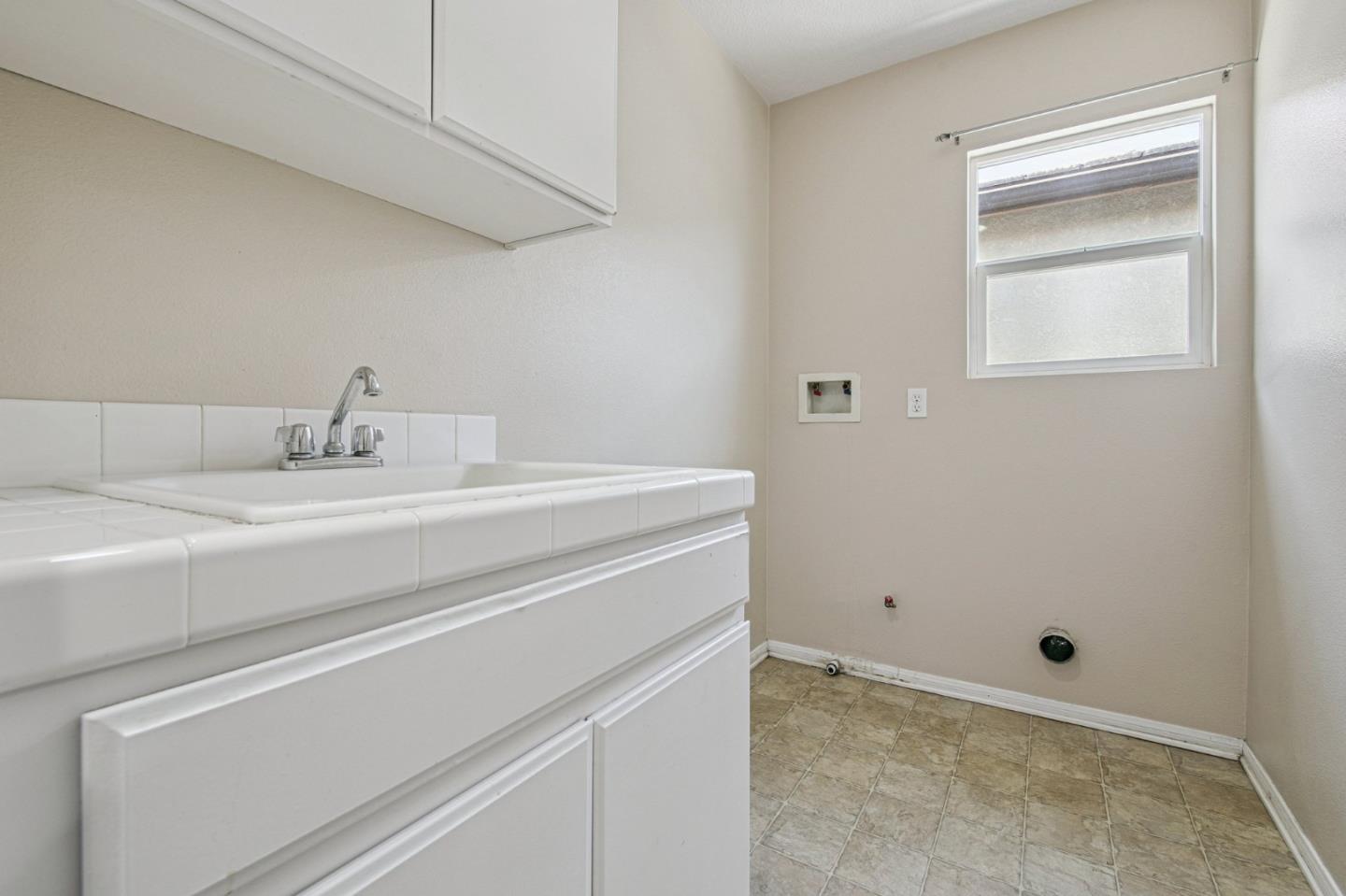 Detail Gallery Image 12 of 14 For 9449 Hendrix Ln, North Hills,  CA 91343 - 5 Beds | 3 Baths