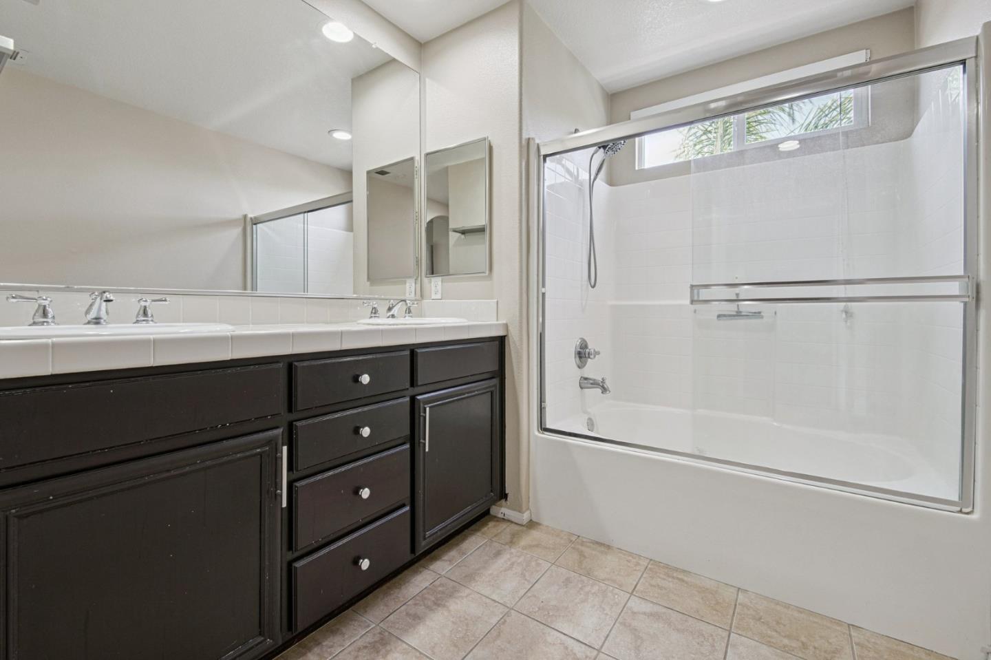 Detail Gallery Image 13 of 14 For 9449 Hendrix Ln, North Hills,  CA 91343 - 5 Beds | 3 Baths