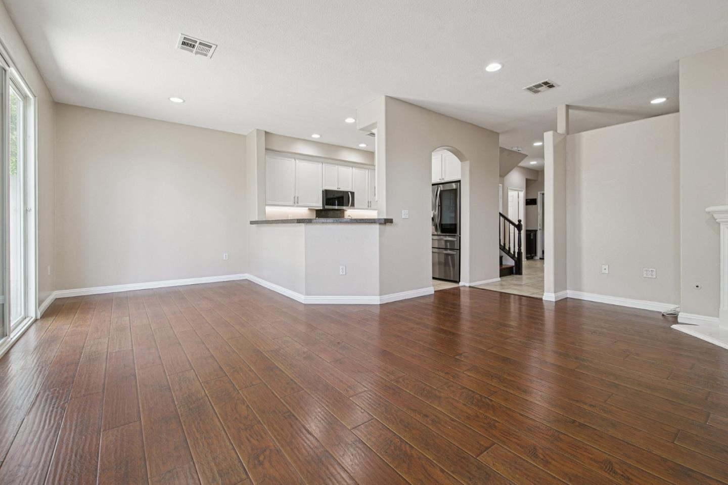 Detail Gallery Image 3 of 14 For 9449 Hendrix Ln, North Hills,  CA 91343 - 5 Beds | 3 Baths