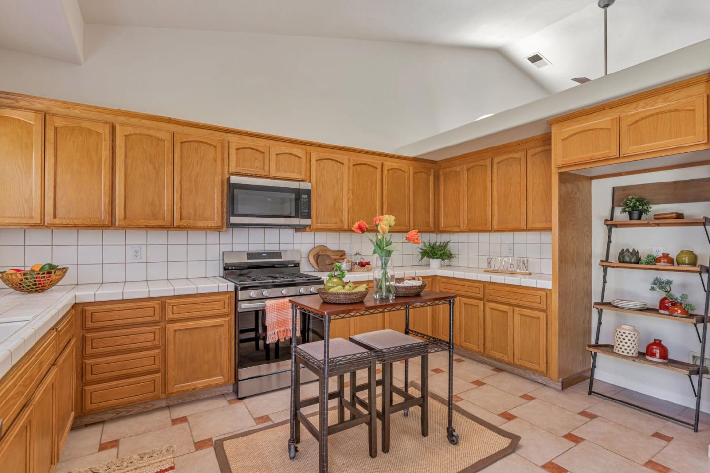 Detail Gallery Image 11 of 33 For 780 Alissa Ct, Hollister,  CA 95023 - 3 Beds | 2/1 Baths