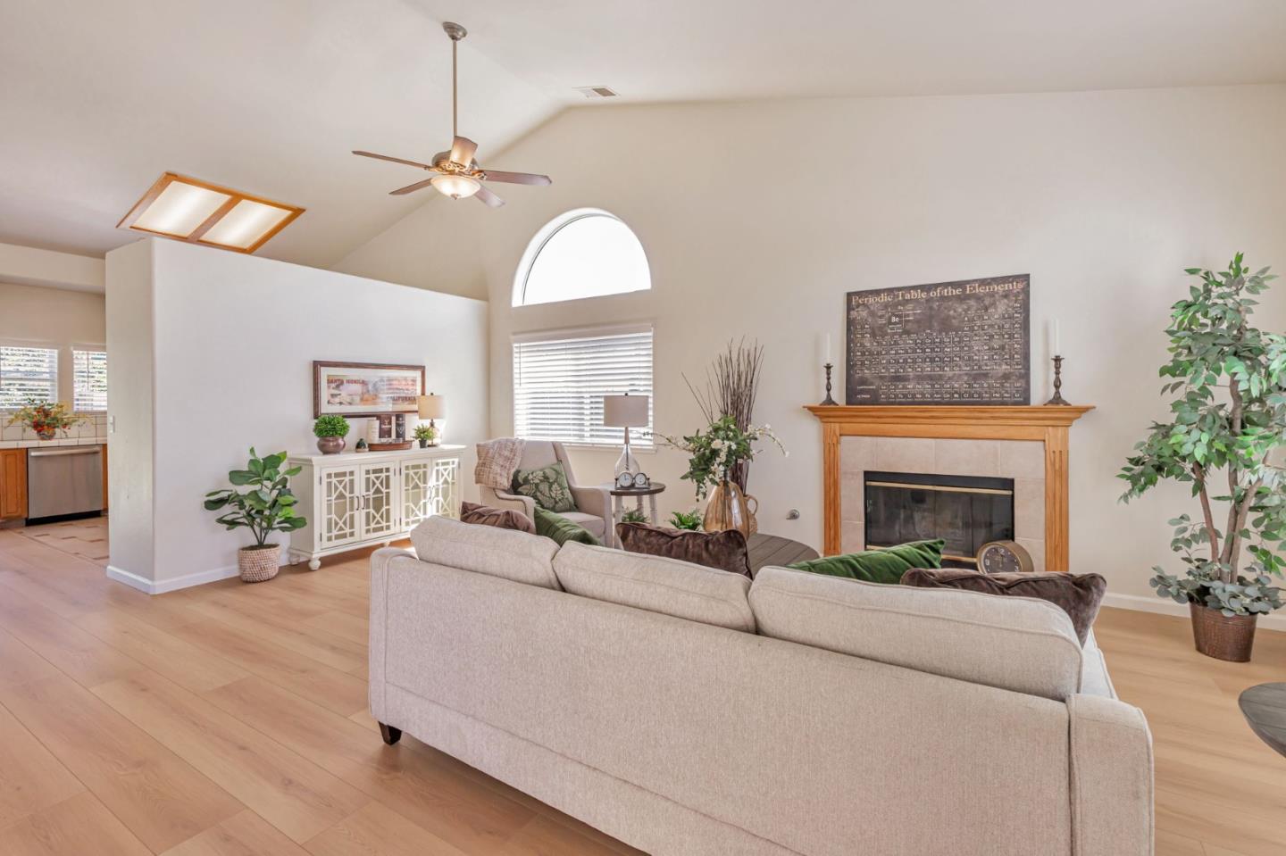 Detail Gallery Image 8 of 33 For 780 Alissa Ct, Hollister,  CA 95023 - 3 Beds | 2/1 Baths