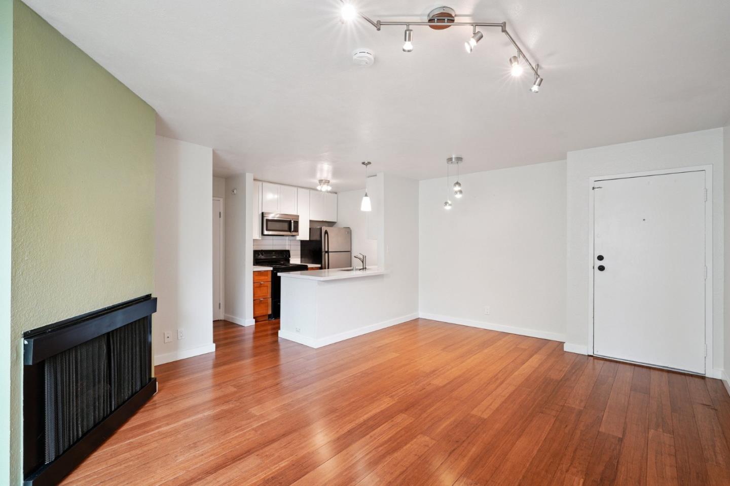Detail Gallery Image 3 of 15 For 370 Imperial Way #218,  Daly City,  CA 94015 - 2 Beds | 2 Baths