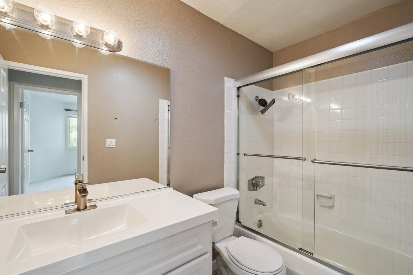 Detail Gallery Image 4 of 15 For 370 Imperial Way #218,  Daly City,  CA 94015 - 2 Beds | 2 Baths