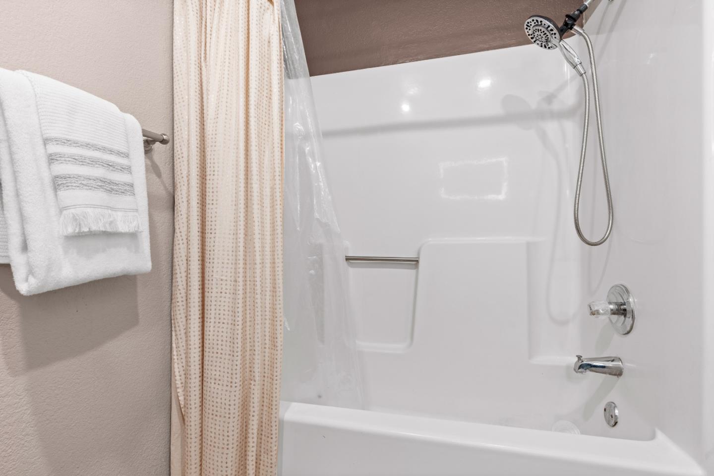 Detail Gallery Image 28 of 41 For 1031 Trinity Dr, Hollister,  CA 95023 - 3 Beds | 2 Baths