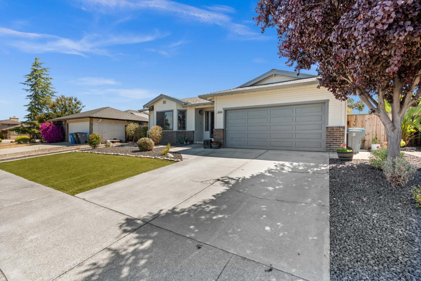 Detail Gallery Image 3 of 41 For 1031 Trinity Dr, Hollister,  CA 95023 - 3 Beds | 2 Baths