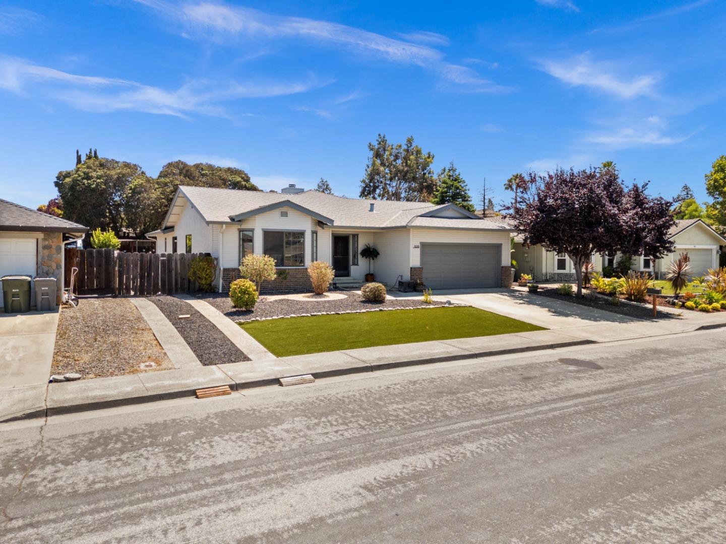 Detail Gallery Image 5 of 41 For 1031 Trinity Dr, Hollister,  CA 95023 - 3 Beds | 2 Baths