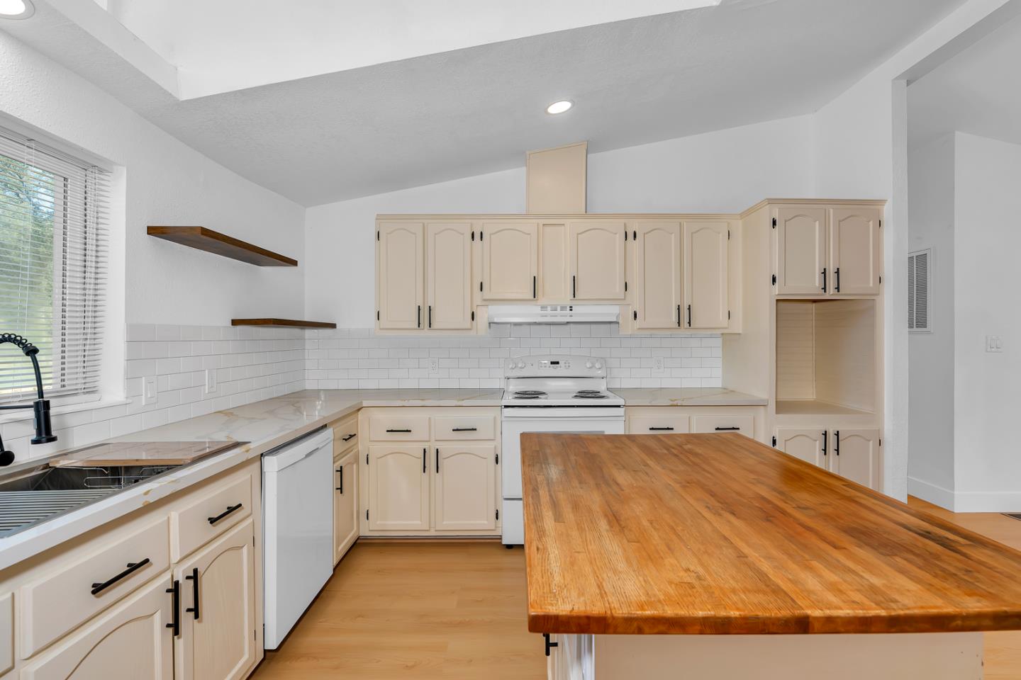 Detail Gallery Image 16 of 35 For 4028 Dawn Rd, Mariposa,  CA 95338 - 3 Beds | 2 Baths