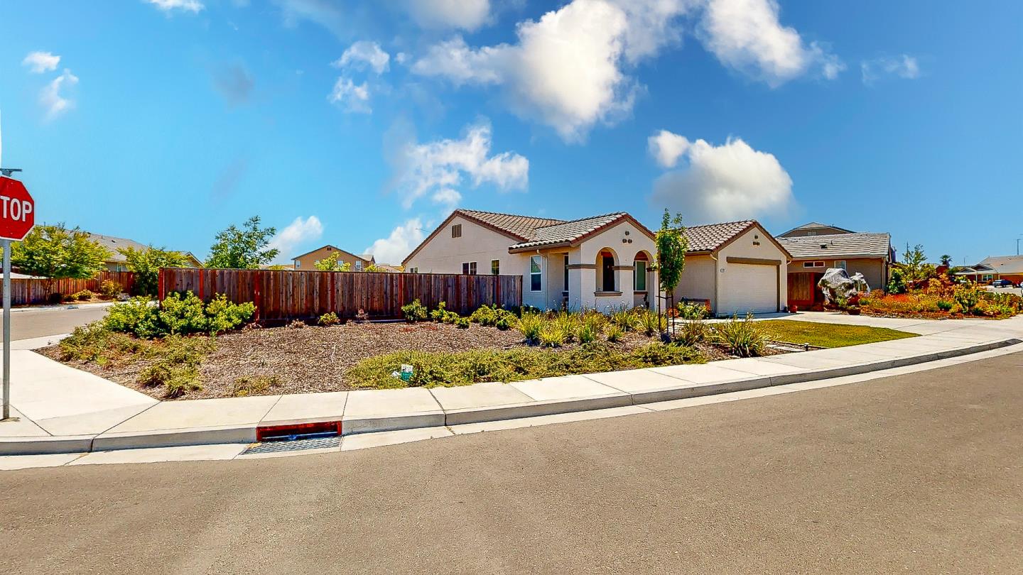 Detail Gallery Image 4 of 25 For 677 Sacramento Way, Hollister,  CA 95023 - 3 Beds | 2 Baths