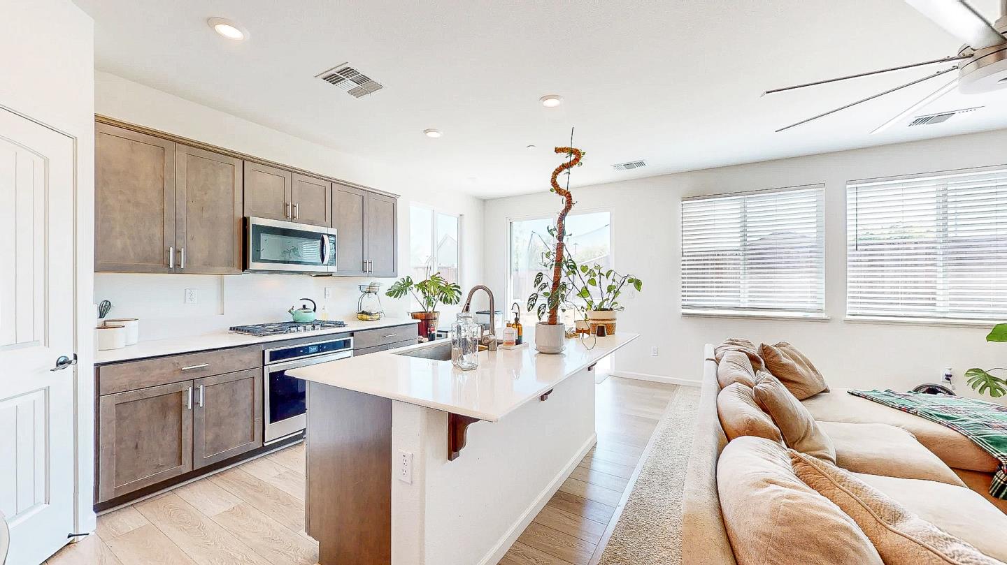 Detail Gallery Image 8 of 25 For 677 Sacramento Way, Hollister,  CA 95023 - 3 Beds | 2 Baths