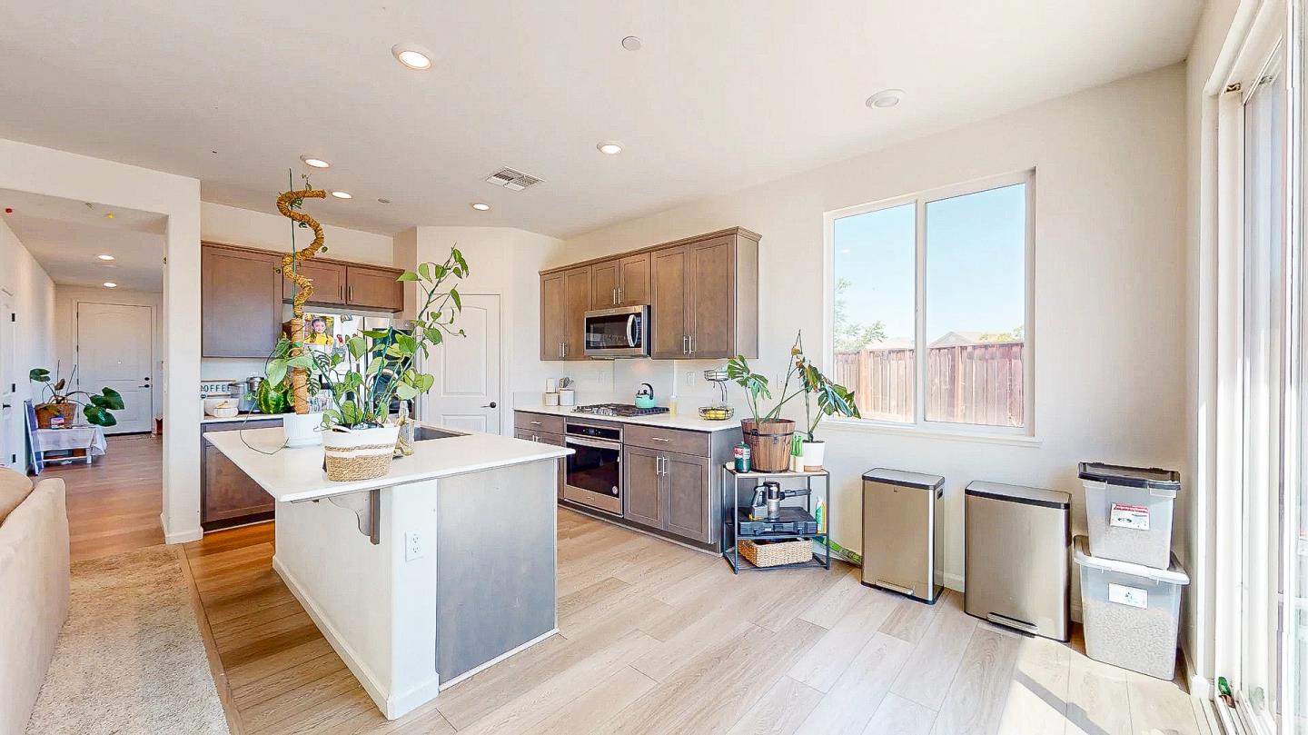 Detail Gallery Image 9 of 25 For 677 Sacramento Way, Hollister,  CA 95023 - 3 Beds | 2 Baths