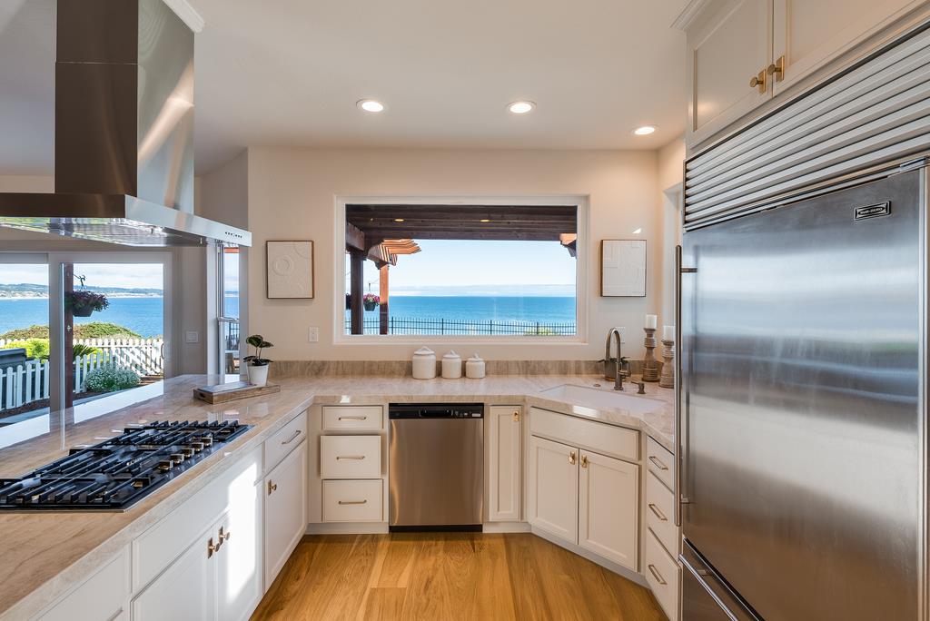 Detail Gallery Image 16 of 70 For 102 Livermore Ave, Capitola,  CA 95010 - 5 Beds | 4 Baths
