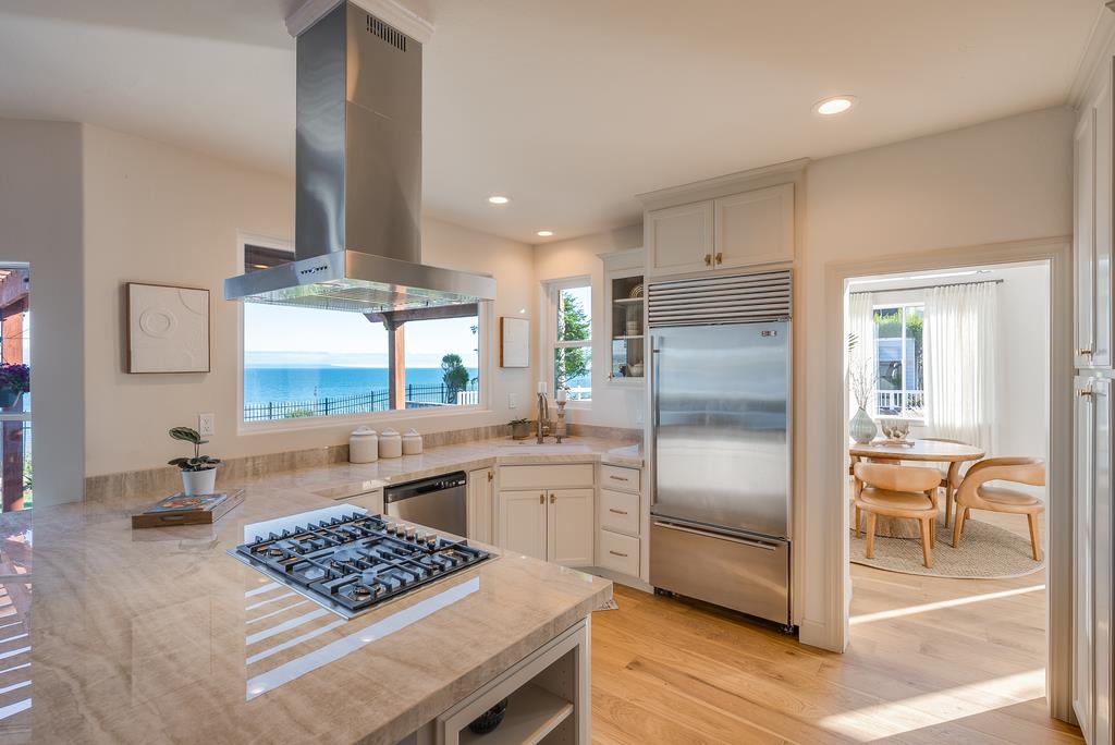 Detail Gallery Image 17 of 70 For 102 Livermore Ave, Capitola,  CA 95010 - 5 Beds | 4 Baths