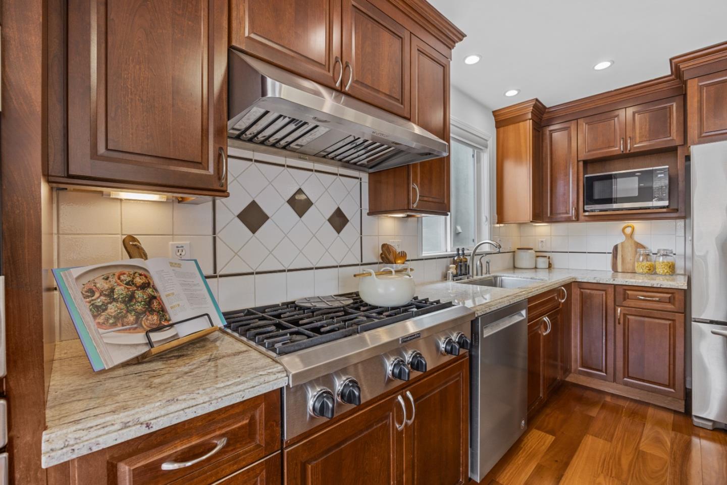 Detail Gallery Image 22 of 53 For 383 Glenwood Ave, Daly City,  CA 94015 - 4 Beds | 2/1 Baths