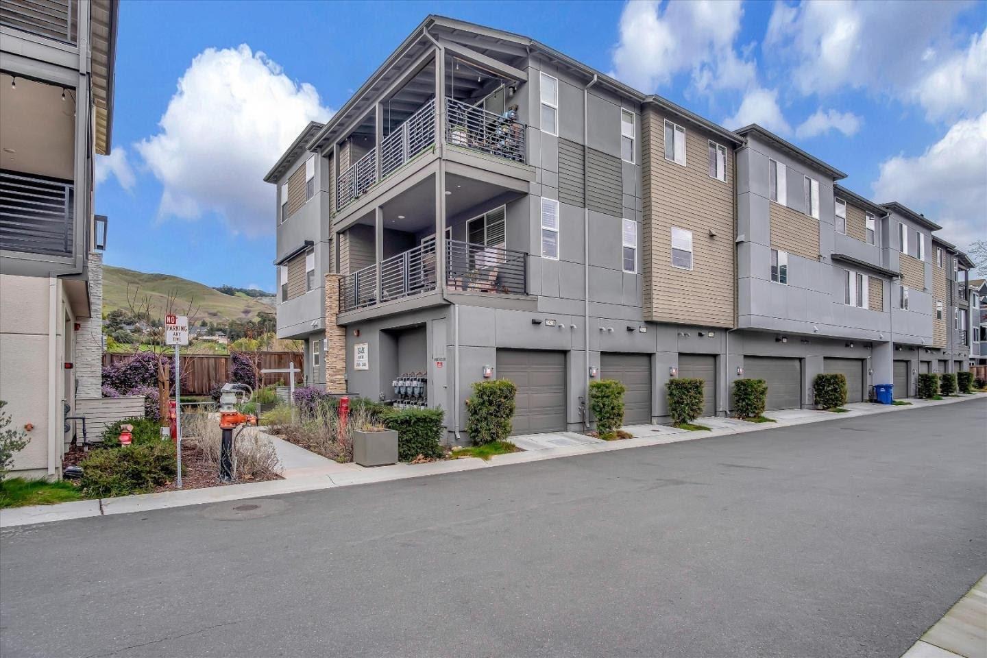 Detail Gallery Image 1 of 31 For 29464 Urbia Way, Hayward,  CA 94544 - 2 Beds | 2 Baths