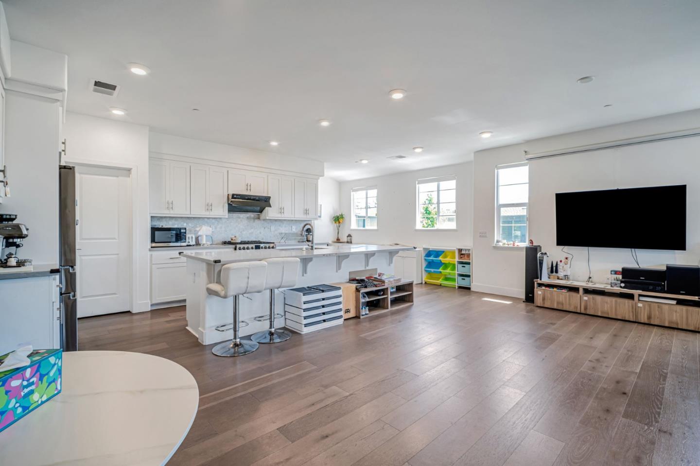 Detail Gallery Image 8 of 31 For 29464 Urbia Way, Hayward,  CA 94544 - 2 Beds | 2 Baths