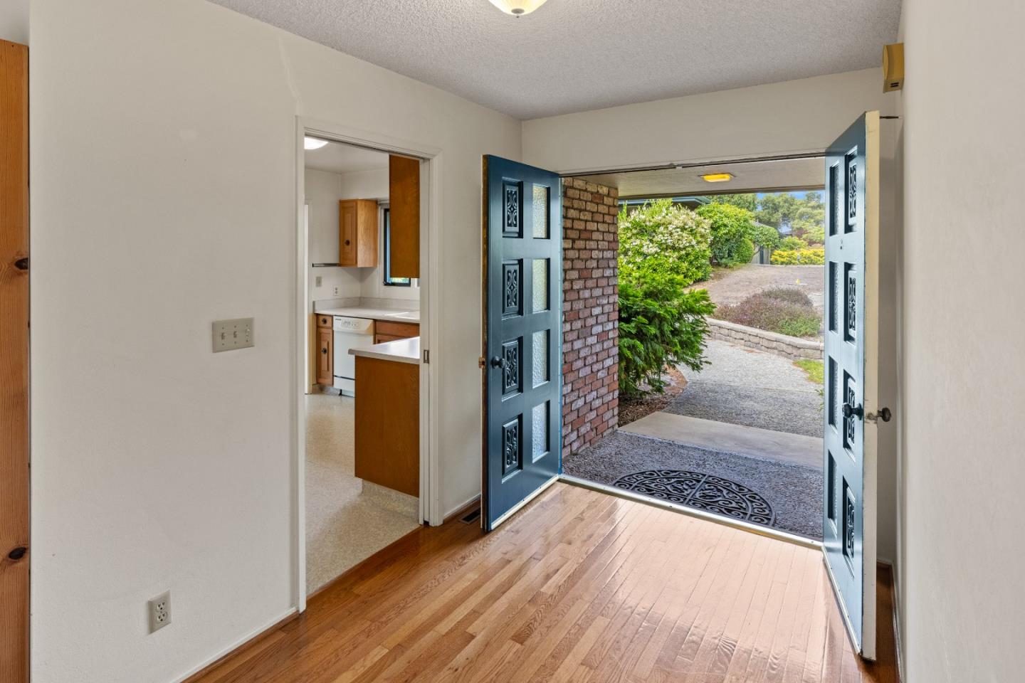 Detail Gallery Image 3 of 36 For 254 Del Mesa, Carmel,  CA 93923 - 2 Beds | 2 Baths