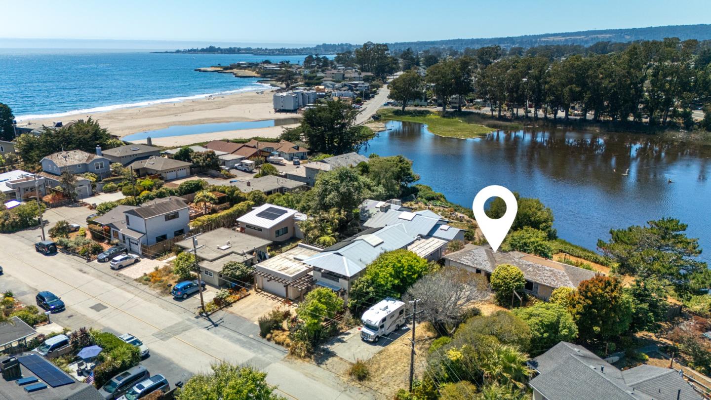 Detail Gallery Image 1 of 7 For 311 24th Ave, Santa Cruz,  CA 95062 - 2 Beds | 1 Baths