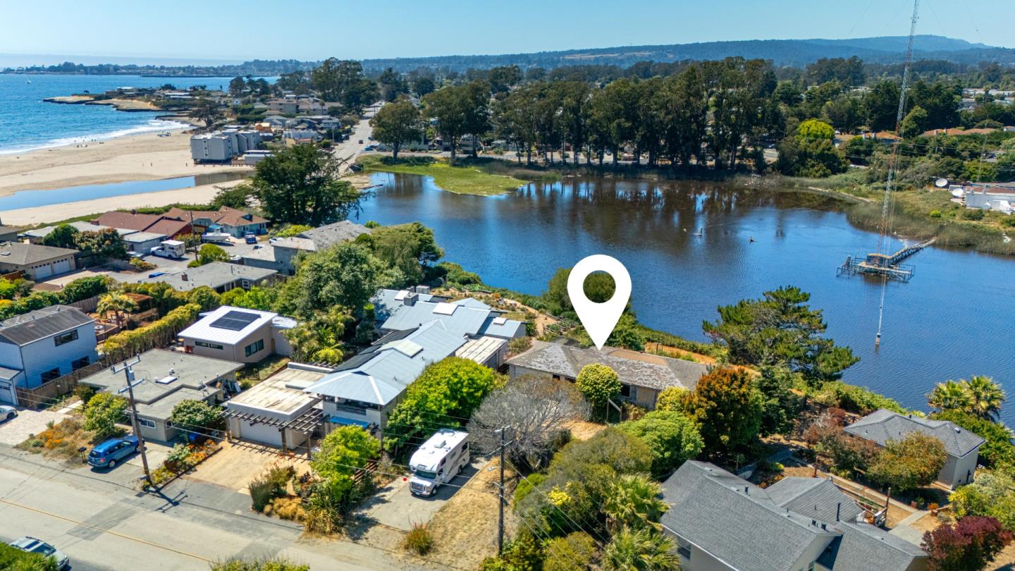 Detail Gallery Image 2 of 7 For 311 24th Ave, Santa Cruz,  CA 95062 - 2 Beds | 1 Baths