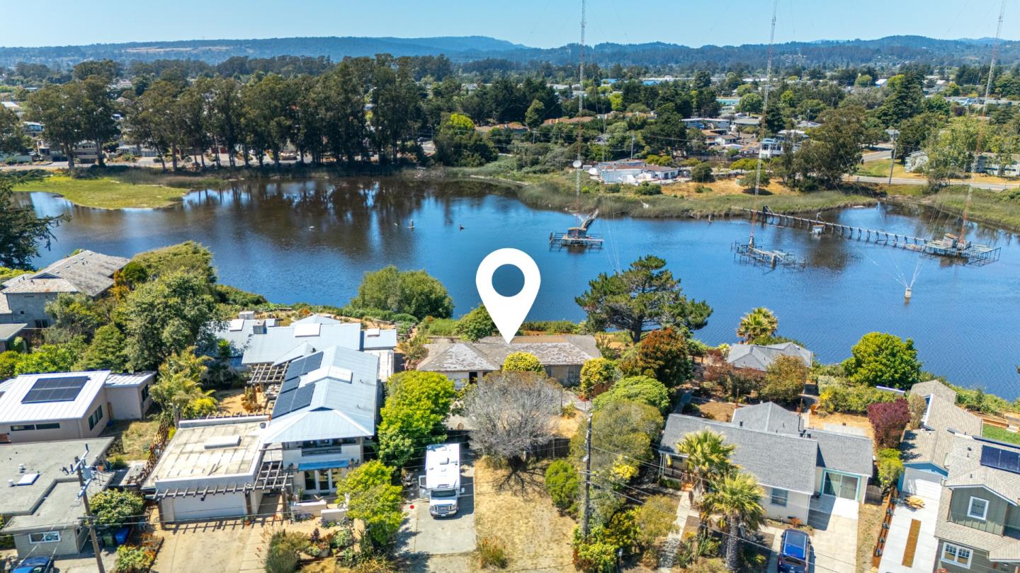 Detail Gallery Image 3 of 7 For 311 24th Ave, Santa Cruz,  CA 95062 - 2 Beds | 1 Baths