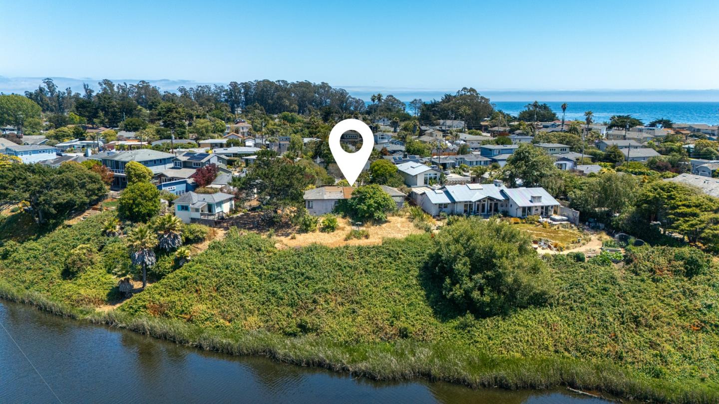 Detail Gallery Image 4 of 7 For 311 24th Ave, Santa Cruz,  CA 95062 - 2 Beds | 1 Baths