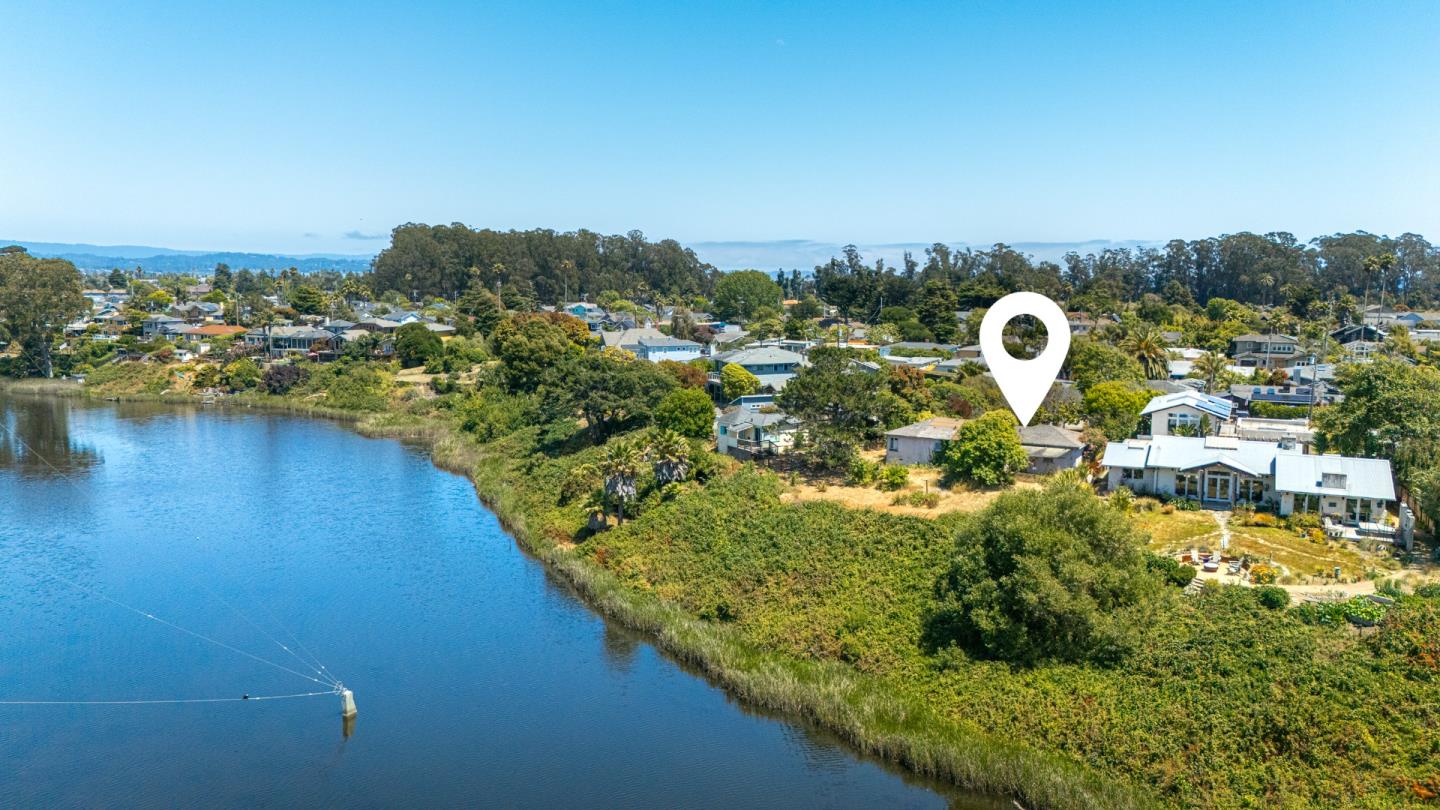 Detail Gallery Image 5 of 7 For 311 24th Ave, Santa Cruz,  CA 95062 - 2 Beds | 1 Baths
