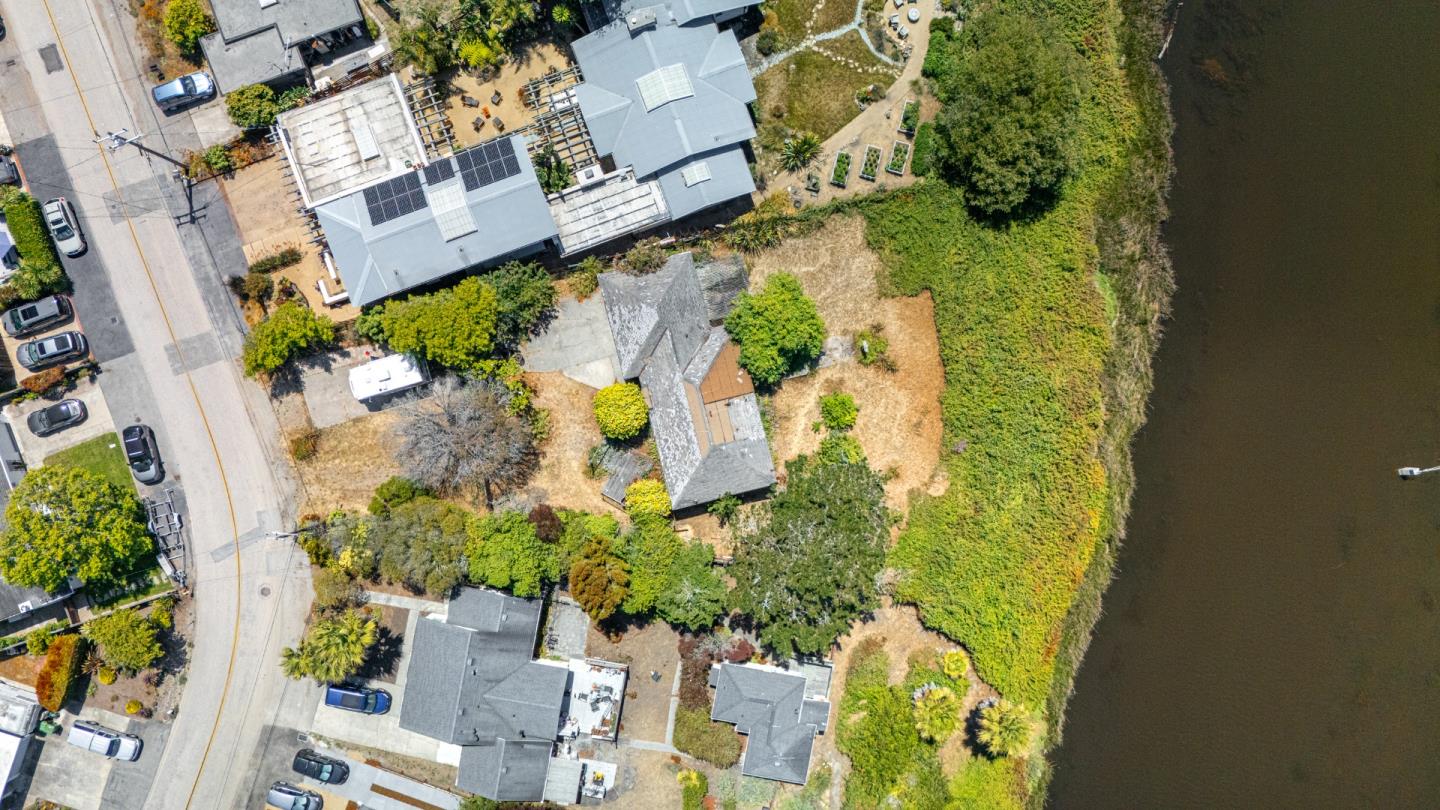 Detail Gallery Image 6 of 7 For 311 24th Ave, Santa Cruz,  CA 95062 - 2 Beds | 1 Baths