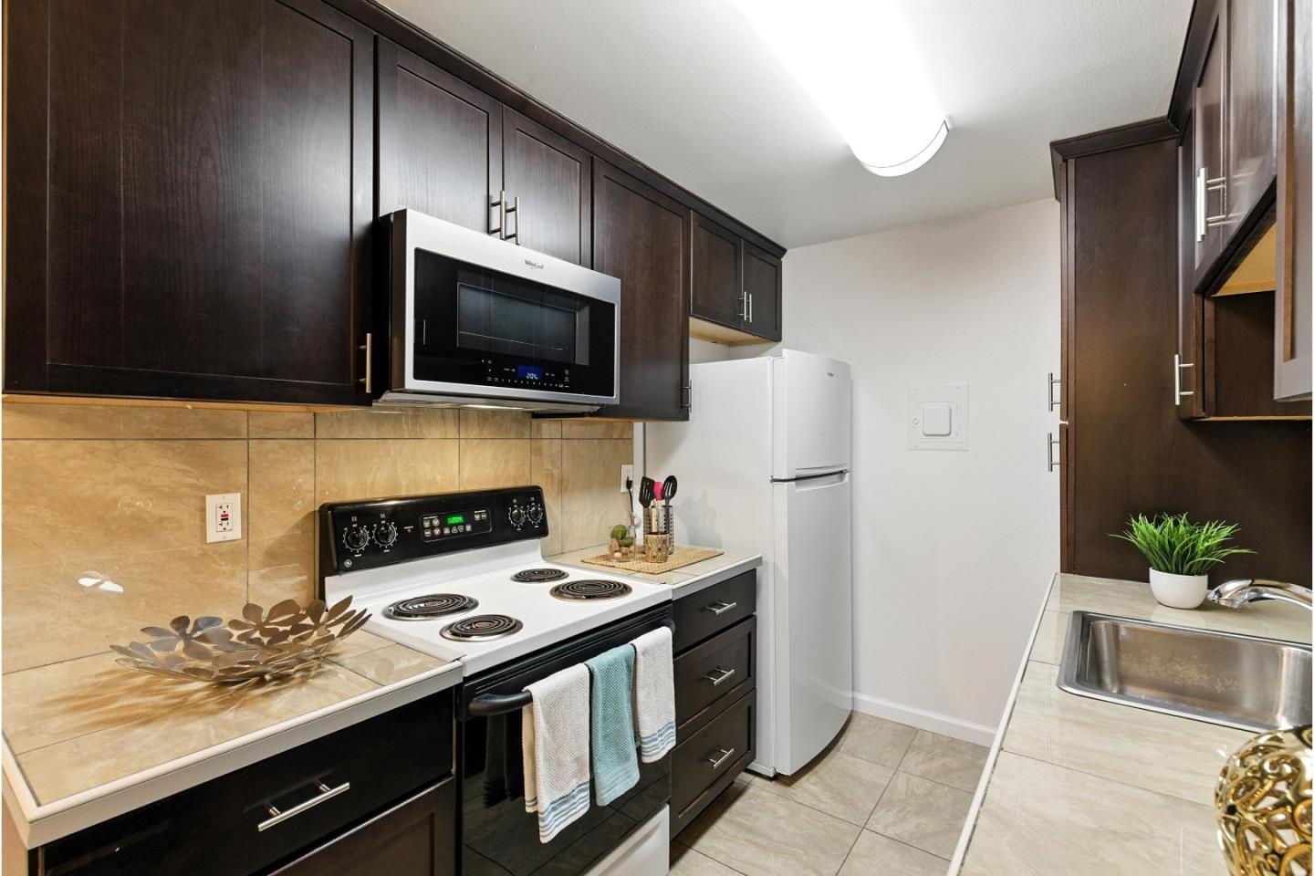 Detail Gallery Image 21 of 38 For 2454 W Bayshore Rd #7,  Palo Alto,  CA 94303 - 2 Beds | 1 Baths