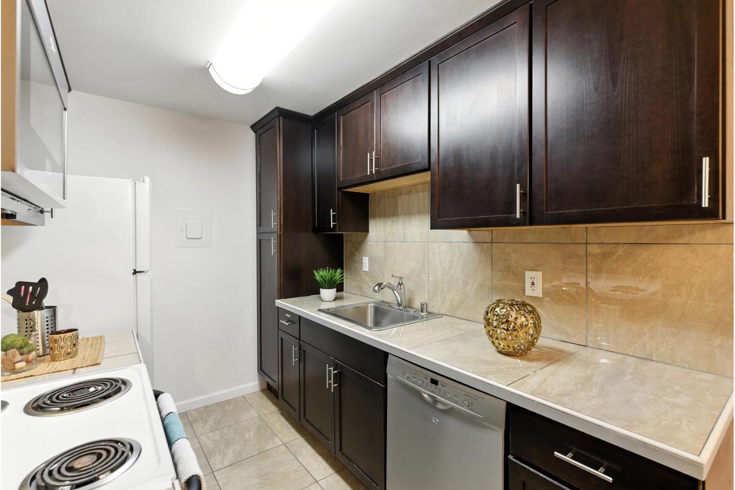 Detail Gallery Image 22 of 38 For 2454 W Bayshore Rd #7,  Palo Alto,  CA 94303 - 2 Beds | 1 Baths
