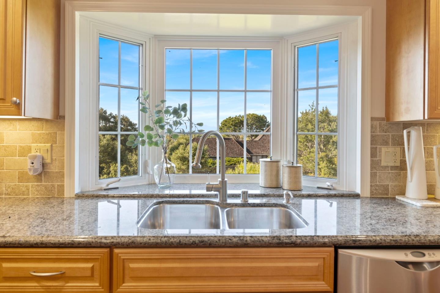 Detail Gallery Image 11 of 39 For 11650 Dawson Dr, Los Altos Hills,  CA 94024 - 5 Beds | 3/1 Baths