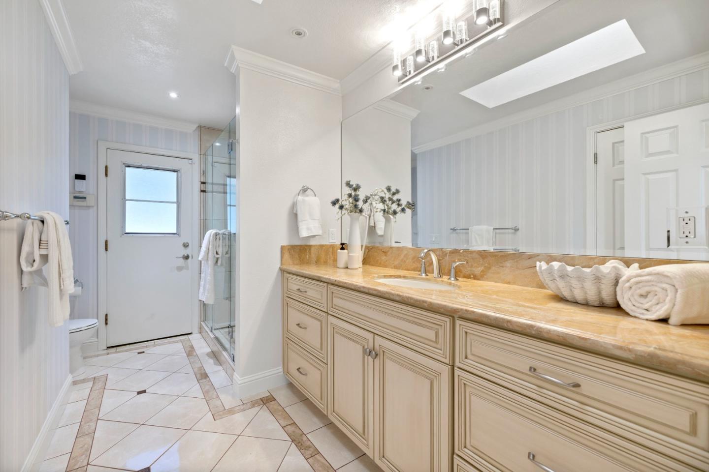 Detail Gallery Image 19 of 39 For 11650 Dawson Dr, Los Altos Hills,  CA 94024 - 5 Beds | 3/1 Baths