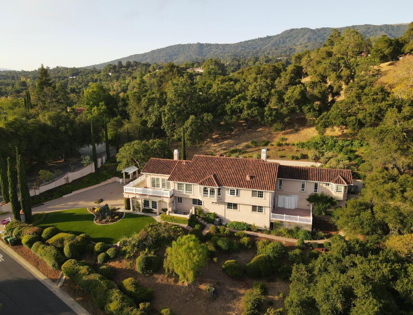 Detail Gallery Image 2 of 39 For 11650 Dawson Dr, Los Altos Hills,  CA 94024 - 5 Beds | 3/1 Baths