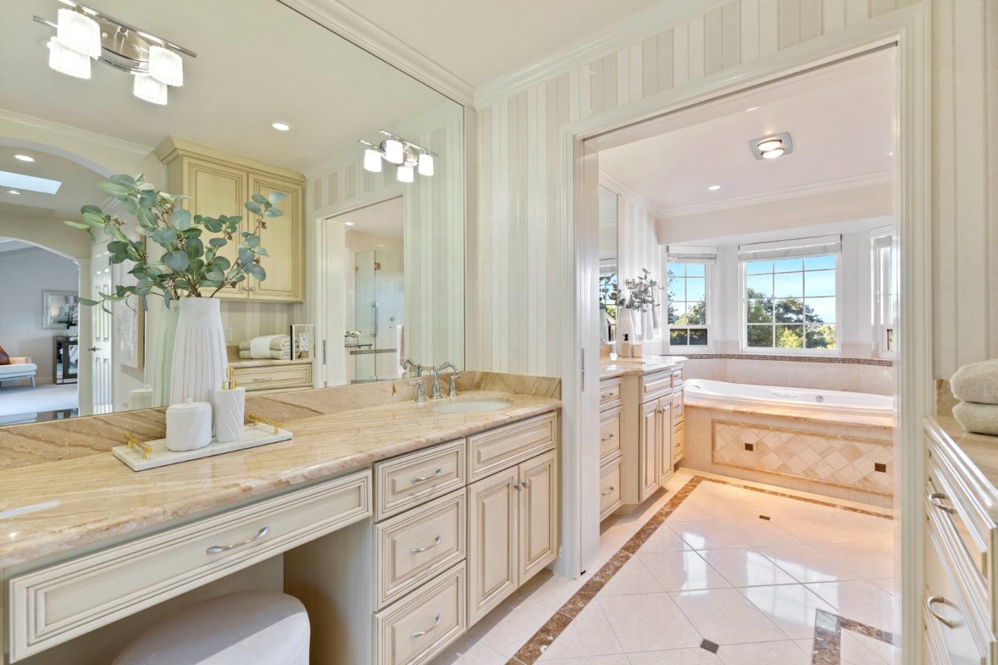 Detail Gallery Image 23 of 39 For 11650 Dawson Dr, Los Altos Hills,  CA 94024 - 5 Beds | 3/1 Baths