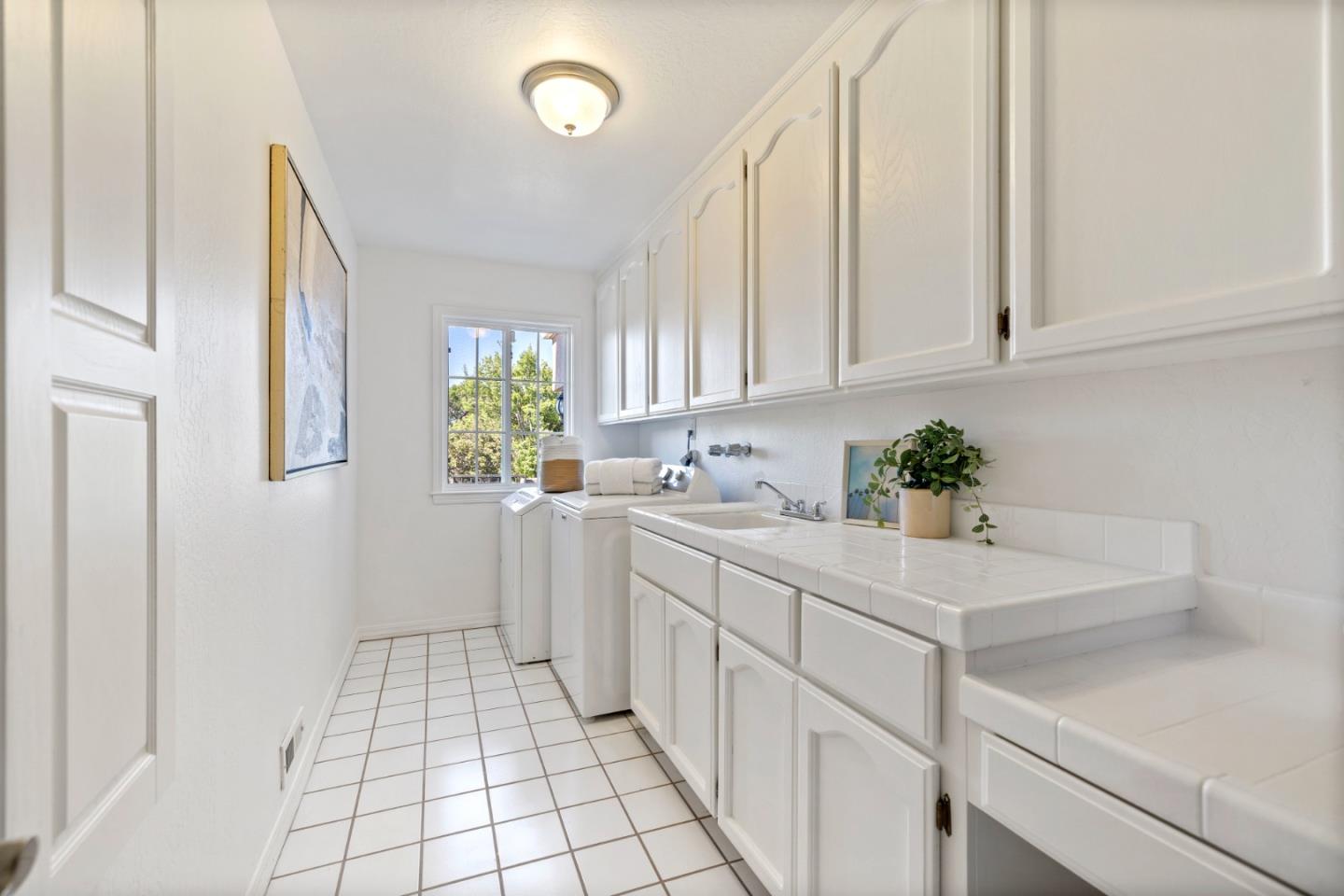 Detail Gallery Image 25 of 39 For 11650 Dawson Dr, Los Altos Hills,  CA 94024 - 5 Beds | 3/1 Baths