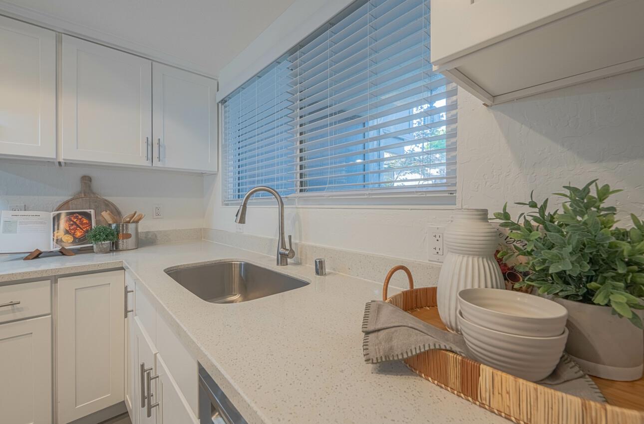 Detail Gallery Image 10 of 37 For 1459 Woodgrove Sq, San Jose,  CA 95117 - 2 Beds | 2/1 Baths