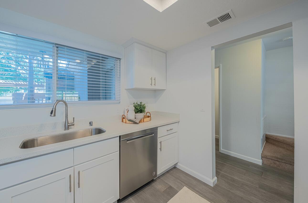 Detail Gallery Image 12 of 37 For 1459 Woodgrove Sq, San Jose,  CA 95117 - 2 Beds | 2/1 Baths