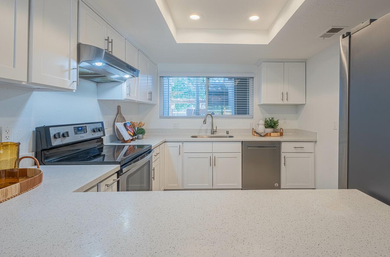 Detail Gallery Image 7 of 37 For 1459 Woodgrove Sq, San Jose,  CA 95117 - 2 Beds | 2/1 Baths