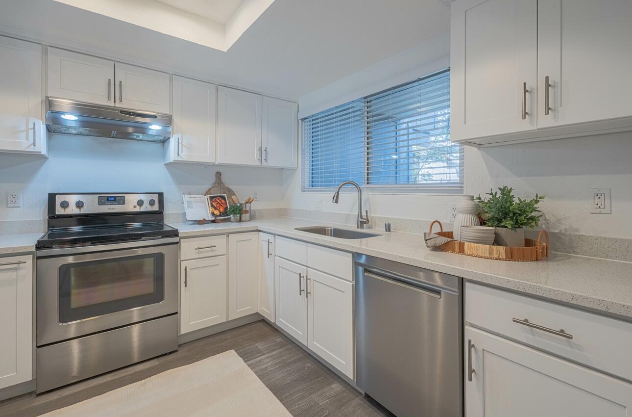 Detail Gallery Image 9 of 37 For 1459 Woodgrove Sq, San Jose,  CA 95117 - 2 Beds | 2/1 Baths