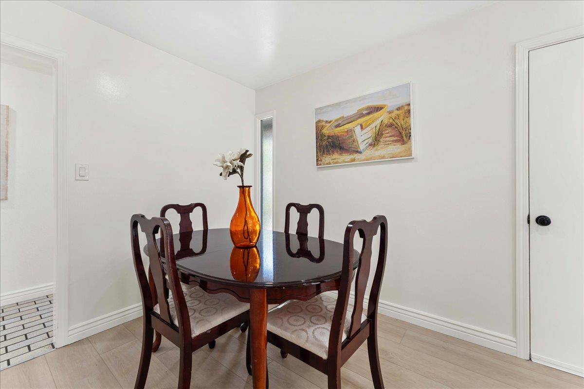 Detail Gallery Image 5 of 19 For 1105 Kentwood Ave, Cupertino,  CA 95014 - 3 Beds | 2/1 Baths