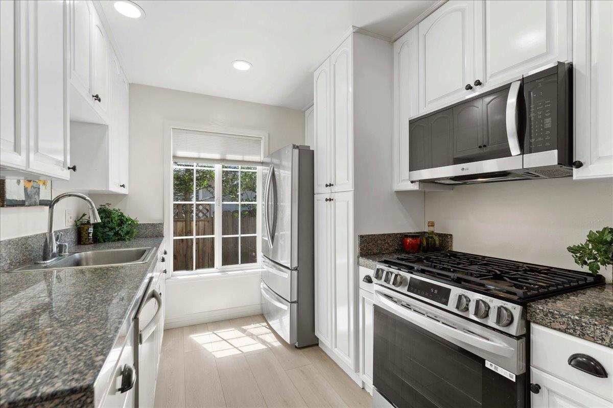 Detail Gallery Image 7 of 19 For 1105 Kentwood Ave, Cupertino,  CA 95014 - 3 Beds | 2/1 Baths