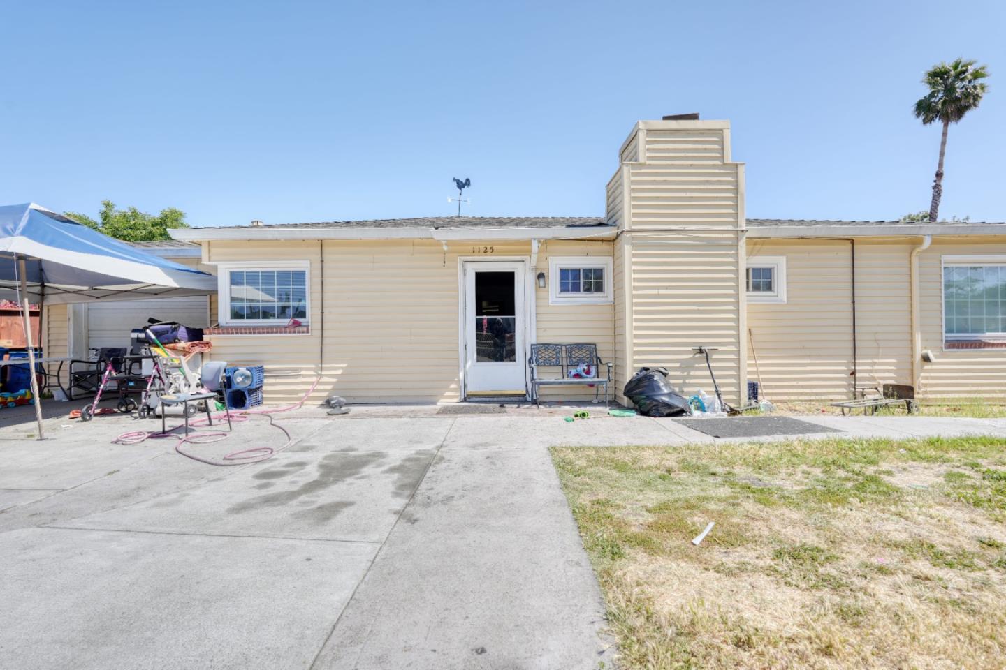 Detail Gallery Image 2 of 2 For 1125 Garden St, East Palo Alto,  CA 94303 - 3 Beds | 2 Baths