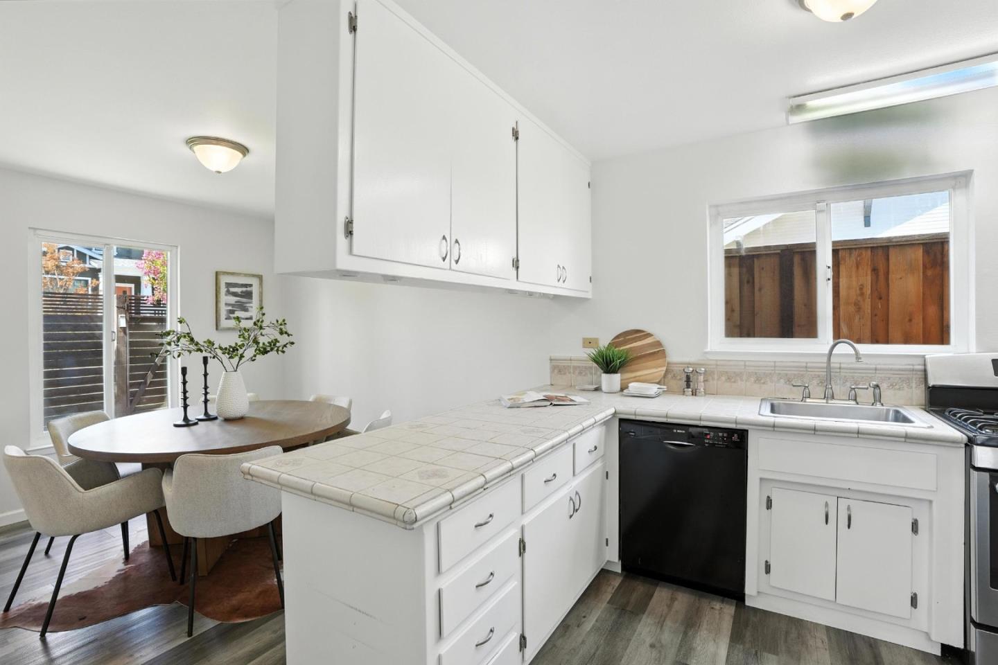 Detail Gallery Image 10 of 60 For 946 Laguna Ave, Burlingame,  CA 94010 - 6 Beds | 2/2 Baths