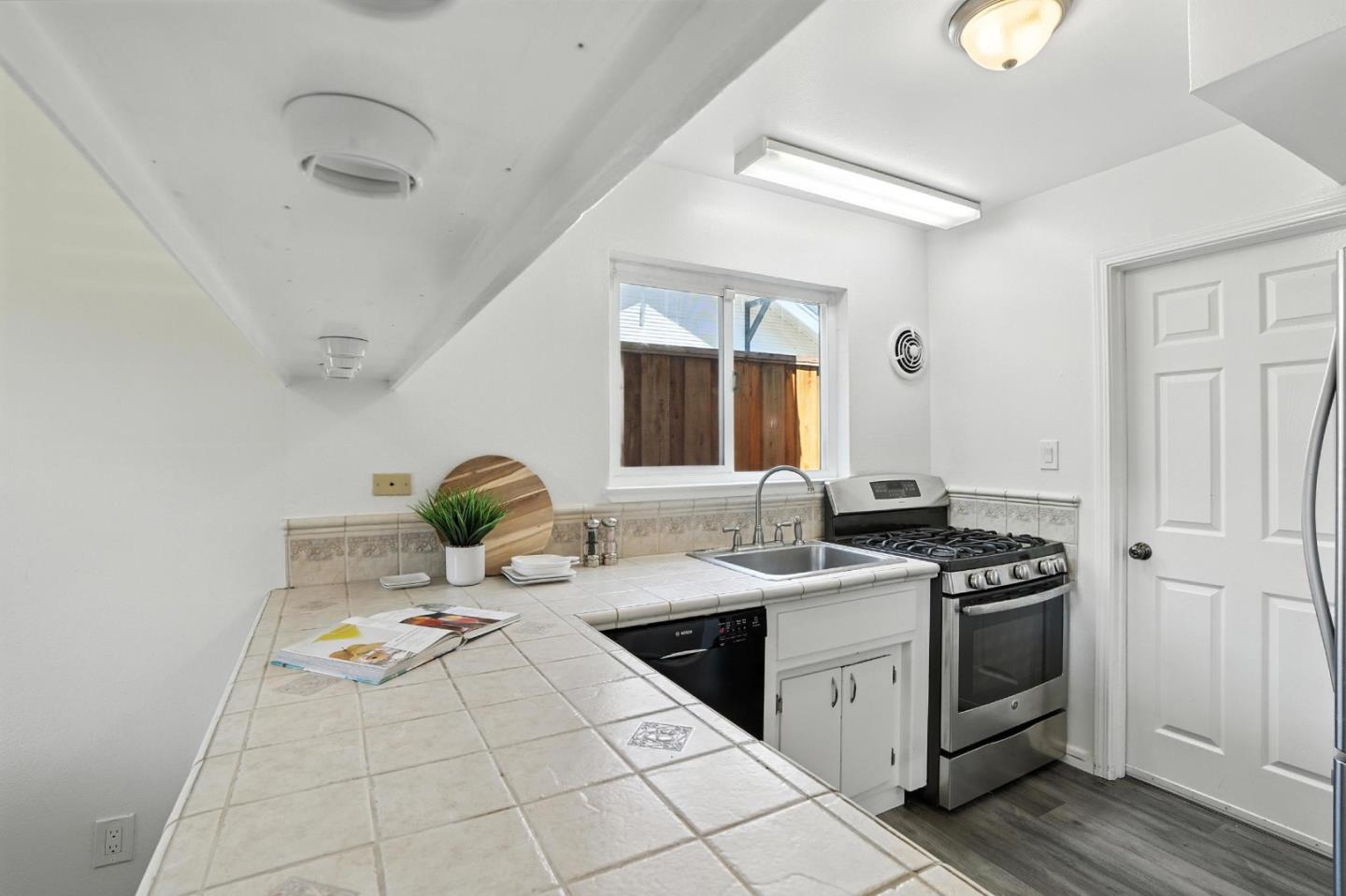 Detail Gallery Image 11 of 60 For 946 Laguna Ave, Burlingame,  CA 94010 - 6 Beds | 2/2 Baths