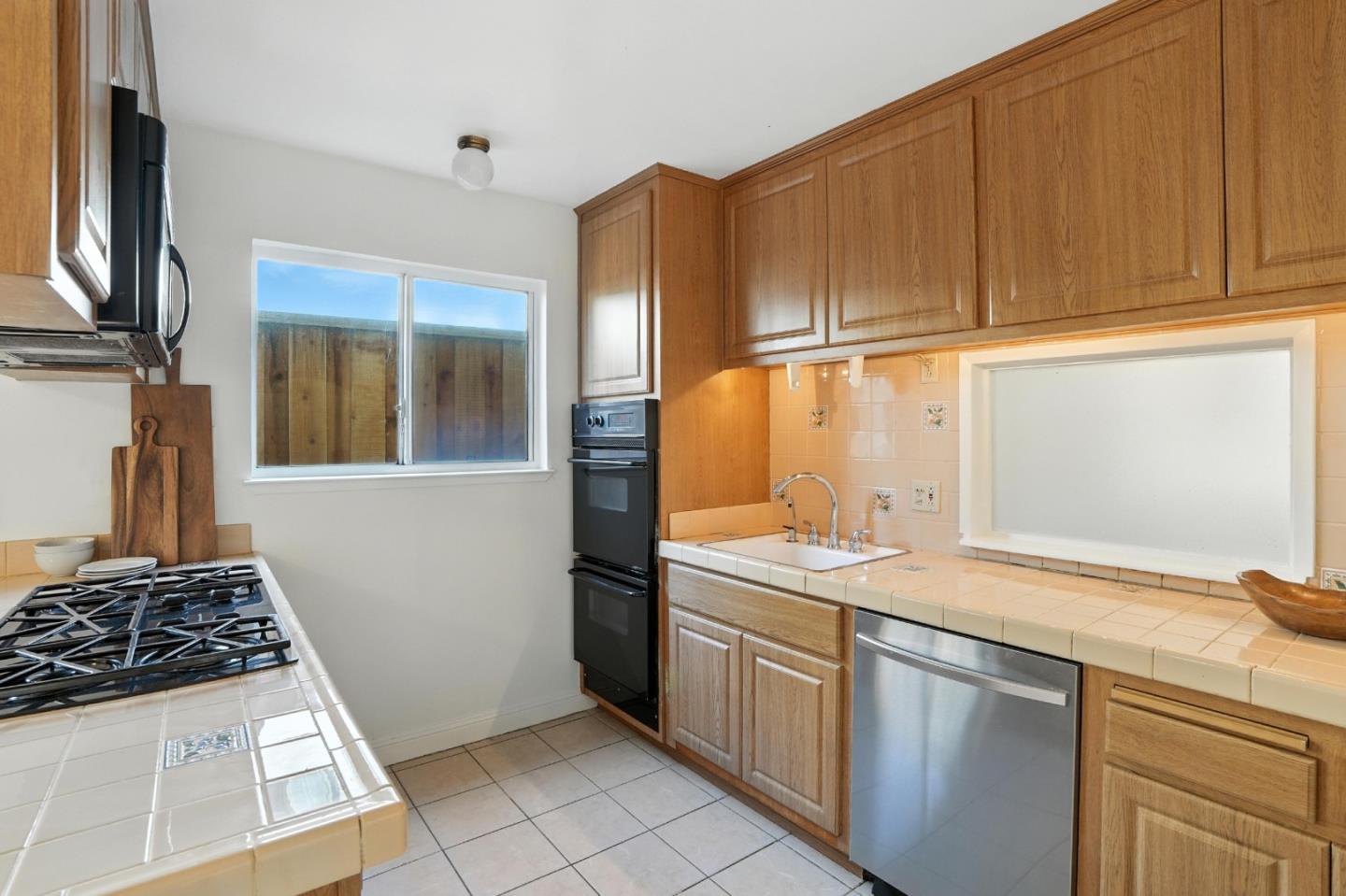 Detail Gallery Image 33 of 60 For 946 Laguna Ave, Burlingame,  CA 94010 - 6 Beds | 2/2 Baths