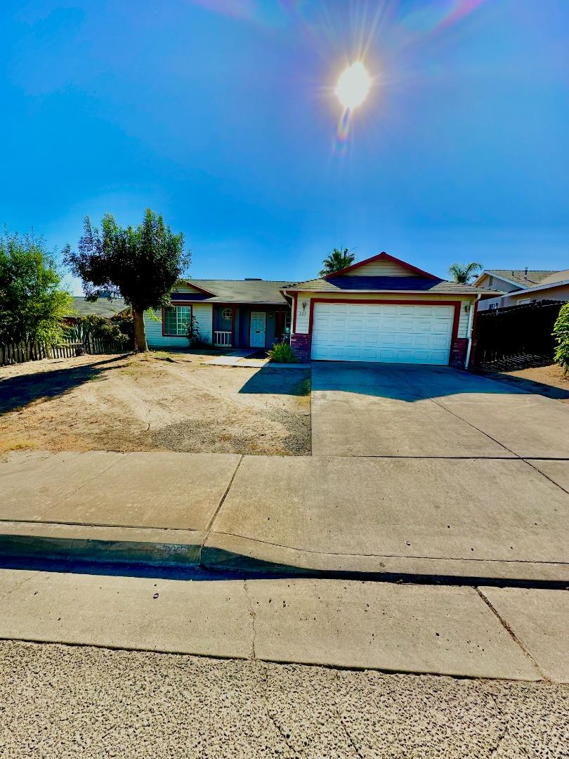 Detail Gallery Image 1 of 9 For 125 N Martin St, Porterville,  CA 93257 - 3 Beds | 2 Baths