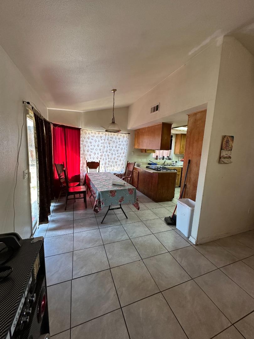 Detail Gallery Image 5 of 9 For 125 N Martin St, Porterville,  CA 93257 - 3 Beds | 2 Baths