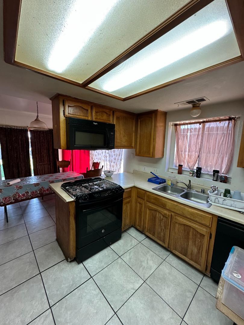 Detail Gallery Image 6 of 9 For 125 N Martin St, Porterville,  CA 93257 - 3 Beds | 2 Baths