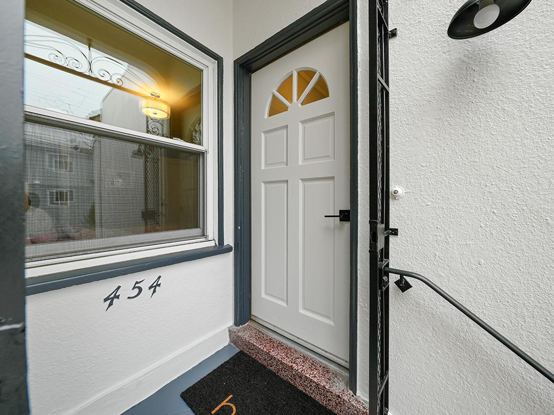 Detail Gallery Image 4 of 36 For 454 Ellington Ave, San Francisco,  CA 94112 - 2 Beds | 1/2 Baths